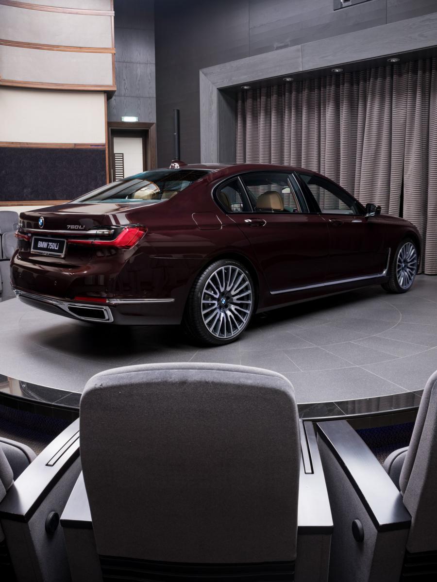  BMW 750Li xDrive (G12) 2020 года  (UAE) (фото 19 из 28)